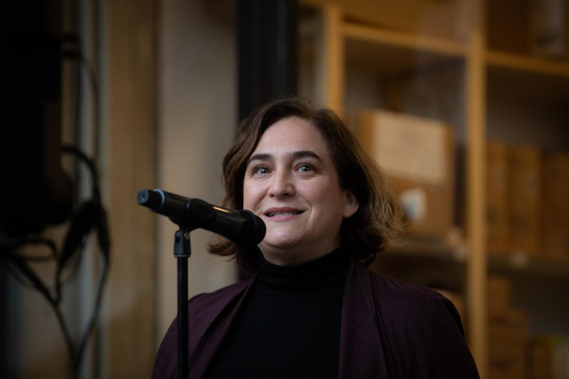 La alcaldesa de Barcelona, Ada Colau, interviene en la inauguración de las viviendas cooperativas de Cirerers en Nou Barris, a 31 de marzo de 2022, en Barcelona, Cataluña (España).