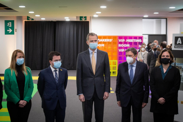 (I-D) La delegada del Gobierno en Cataluña, María Eugenia Gay; el presidente de la Generalitat, Pere Aragonès; el Rey Felipe VI; el ministro de Agricultura, Pesca y Alimentación, Luis Planas y la alcaldesa de Barcelona, Ada Colau.
