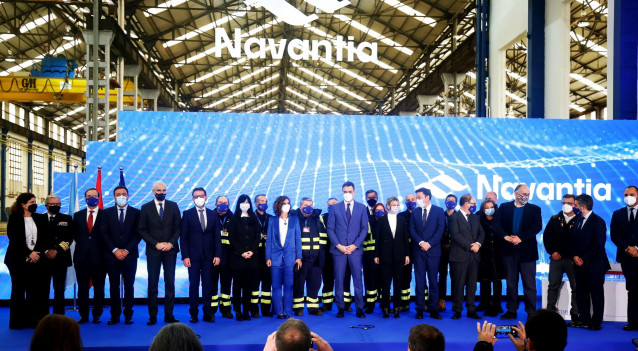 Foto de familia, en la primera fila, de (i-d), el vicealmirante Ignacio Frutos; el secretario general del PSdeG, Valentín González Formoso; el vicepresidente segundo y conselleiro de Economía, Empresa e Innovación, Francisco Conde López; el alcalde de Fer