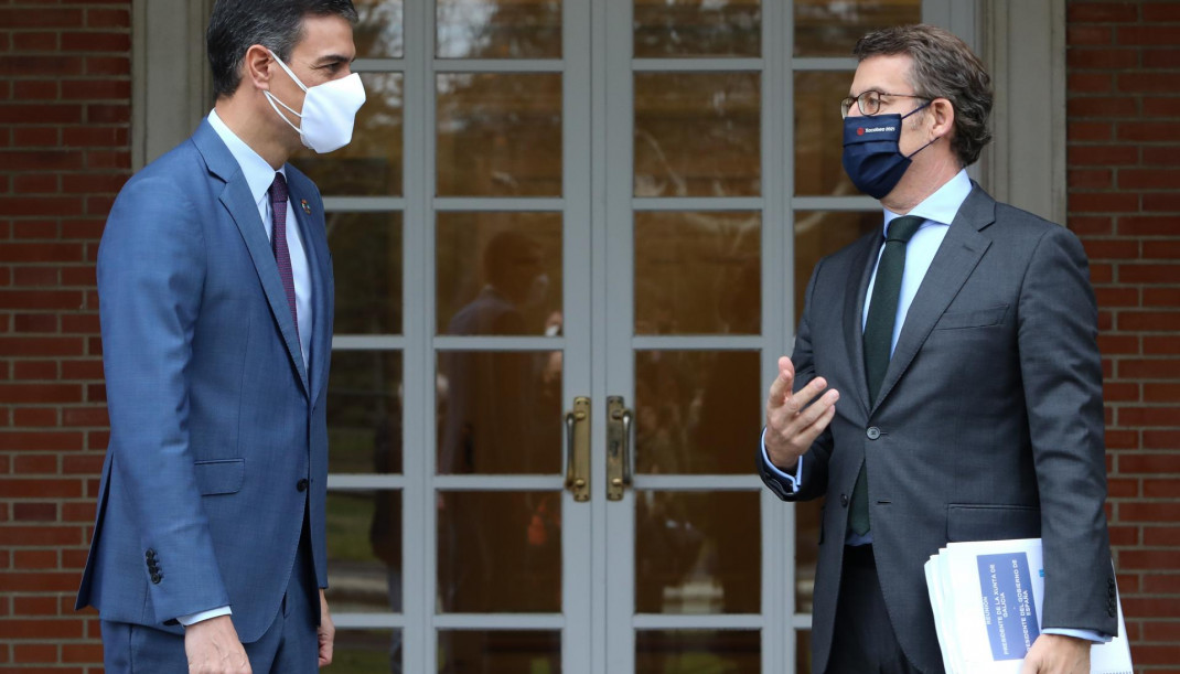 Archivo - El presidente del Gobierno, Pedro Sánchez (i), recibe al presidente de la Xunta de Galicia, Alberto Núñez Feijóo, en una reunión convocada en el Palacio de la Moncloa, Madrid, (España)