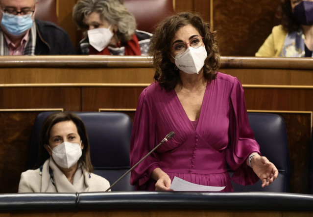 Archivo - La ministra de Hacienda, María Jesús Montero,en el Pleno del Congreso junto a la ministra de Defensa, Margarita Robles