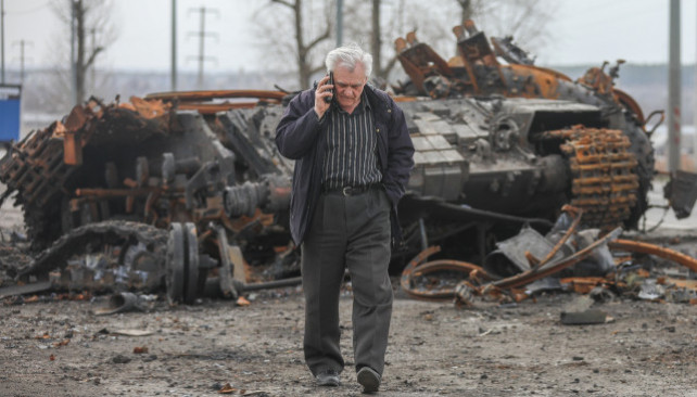 EuropaPress 4356526 01 april 2022 ukraine kharkiv man talking over his phone while walks past