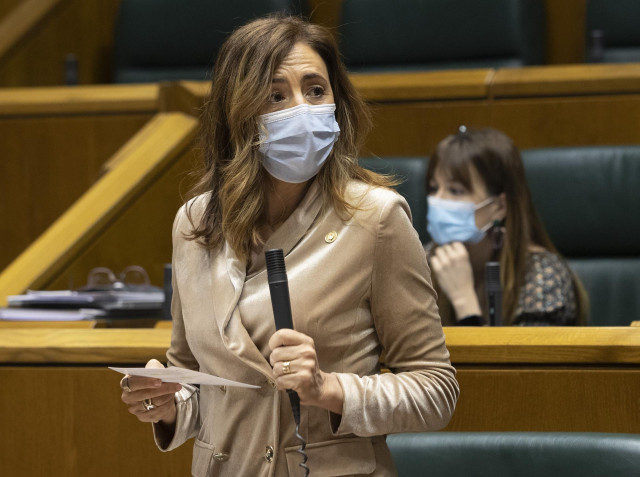 La consejera de Gobernanza Pública y Autogobierno, Olatz Garamendi, Garamendi , en el pleno del Parlamento Vasco