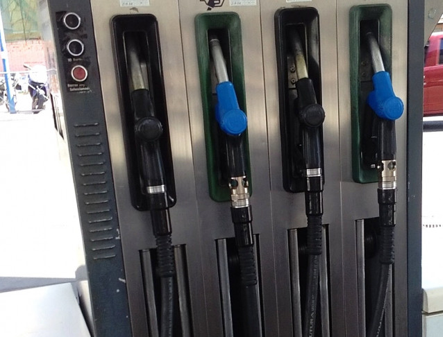 Archivo - Surtidores de gasolina
