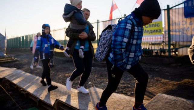 EuropaPress 4380672 13 april 2022 poland przemysl ukrainian family sets off for the onward
