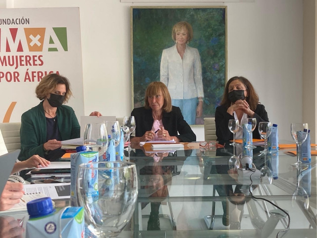 La presidenta de la Fundación Mujeres por África, María Teresa Fernández de la Vega (centro).