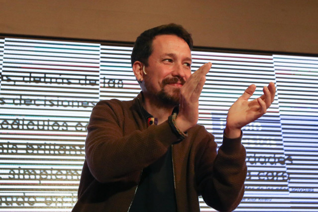El exvicepresidente del Gobierno Pablo Iglesias aplaude en la presentación de su libro 'Verdades a la cara. Recuerdos de los años salvajes’, en el Matadero de Madrid