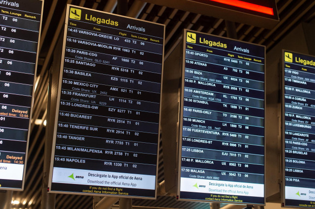 Archivo - Panel de llegadas en la Terminal 1 del Aeropuerto Adolfo Suárez Madrid Barajas en Madrid (España).