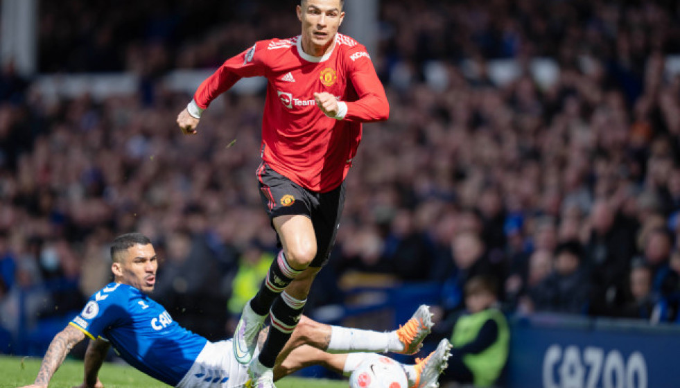 EuropaPress 4375112 manchester uniteds cristiano ronaldo is tackled by evertons allan during
