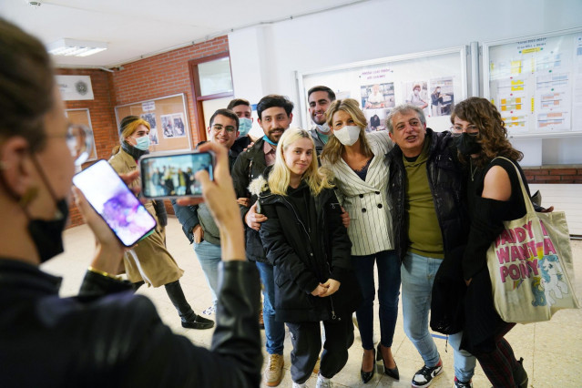 La vicepresidenta segunda y ministra de Trabajo y Economía Social, Yolanda Díaz, posa con alumnos antes de un encuentro en la Facultad de Ciencias Políticas de la Universidad de Santiago de Compostela (USC), a 20 de abril de 2022