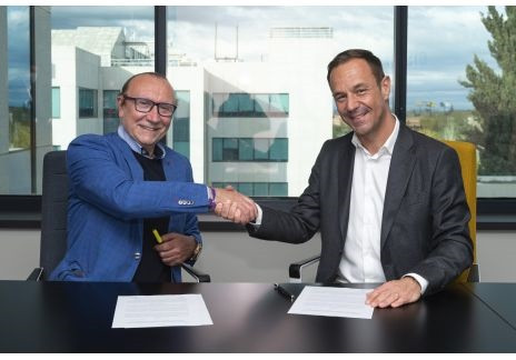 El director general de Renault en España, Sébastien Guigues,  y el director de Recalvi, Chema Rodríguez