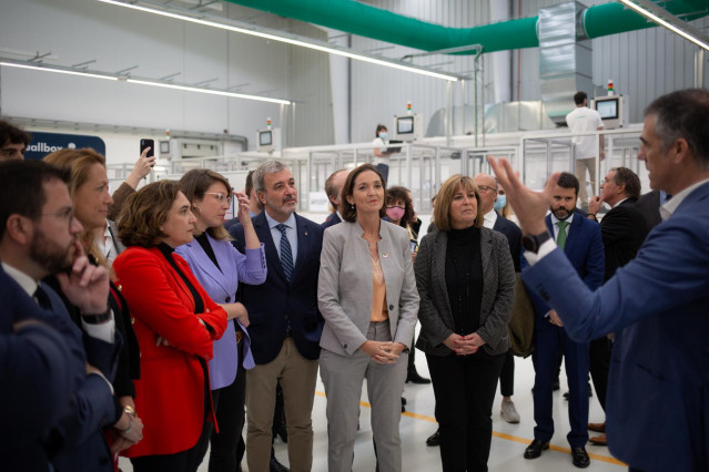 (I-D) El president de la Generalitat, Pere Aragonès; la alcaldesa de Barcelona, Ada Colau; el primer teniente de alcalde de Barcelona, Jaume Collboni; la ministra de Industria, Comercio y Turismo, Reyes Maroto y la alcaldesa de Hospitalet de Llobregat, Nú