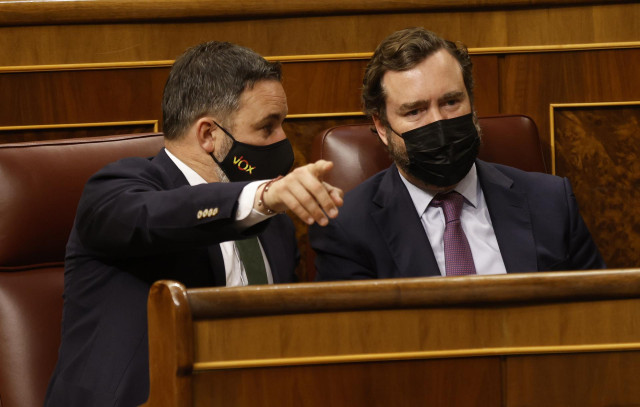 El presidente de Vox, Santiago Abascal (i), y el portavoz parlamentario de Vox, Iván Espinosa de los Monteros (d), en una sesión plenaria en el Congreso de los Diputados