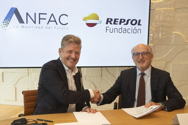 El presidente de Anfac, Wayne Griffiths, junto al presidente de Repsol, Antonio Brufau en la firma de la alianza estratégica para el impulso de la movilidad sostenible