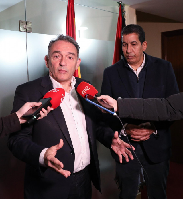 El secretario de Estado para la Agenda 2030 y secretario general del PCE, Enrique Santiago (i), ofrece declaraciones  después de una reunión con el delegado del Frente Polisario para España, Abdulah Arabi (d), a 22 de abril de 2022, en Madrid (España).