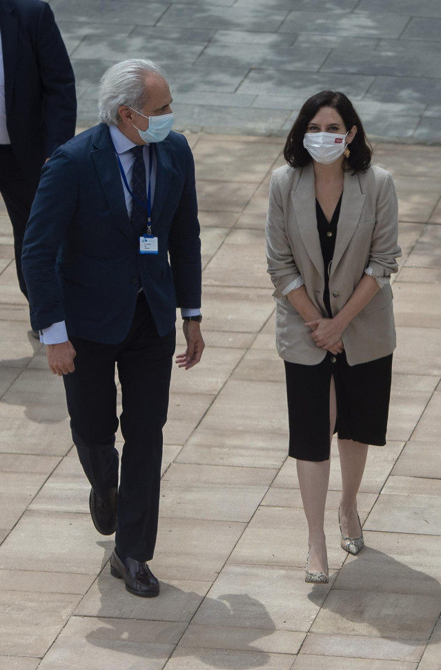 Archivo - La presidenta de la Comunidad de Madrid, Isabel Díaz Ayuso y el consejero de Sanidad del Gobierno regional, Enrique Ruiz Escudero