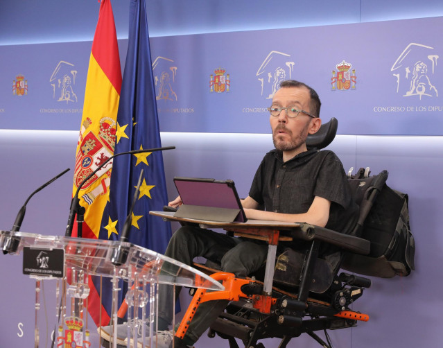 El portavoz de Unidas Podemos en el Congreso, Pablo Echenique, ofrece una rueda de prensa antes de su intervención en la Junta de Portavoces en el Congreso de los Diputados, a 19 de abril de 2022, en Madrid (España).