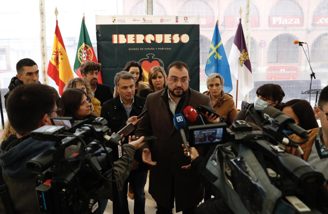 El presidente del Principado de Asturias, Adrián Barbón, durante su visita a la feria 'Iberqueso. Quesos de España y Portugal', en Valencia de Don Juan.