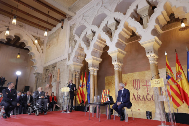 El presidente de Aragón, Javier Lambán, interviene durante el acto institucional del día de Aragón, en el palacio de la Aljafería.