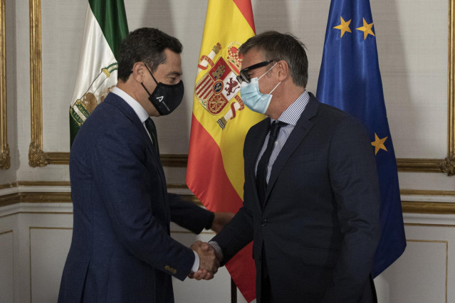 Archivo - El presidente de la Junta, Juanma Moreno (i), durante su reunión con el portavoz del grupo parlamentario Vox, Manuel Gavira (d) dándose la mano (archivo)