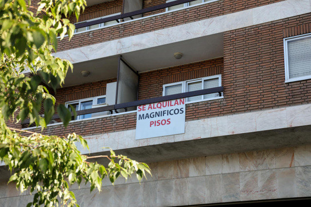 Archivo - En el balcón de un piso, se ve colgado un cartel en el que se lee 'Se alquilan magníficos pisos',en una imagen de archivo.