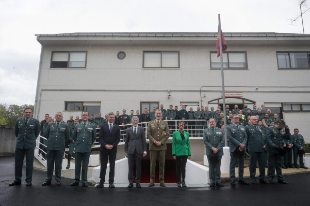 Foto de familia, el ministro de Interior, Fernando Grande-Marlaska (5i); el Rey Felipe VI (6i); la directora general de la Guardia Civil, María Gámez (7i) y el director adjunto operativo, el teniente general Pablo Salas (8i), posan durante una visita al p