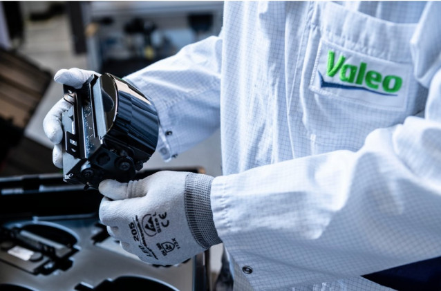 Archivo - Trabajador de Valeo.