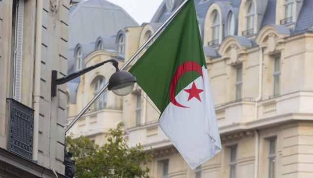 EuropaPress 4326687 bandera argelia embajada argelia paris francia