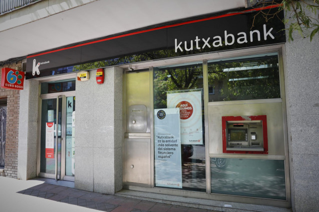 Archivo - Exterior de una sucursal del banco Kutxabank