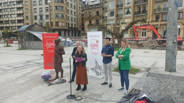 El PSE-EE de Gipuzkoa y las Juventudes Socialistas de Euskadi homenajean a Clara Campoamor en San Sebastián.