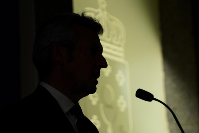El actual vicepresidente primero de la Xunta de Galicia y sucesor como presidente de la Xunta de Galicia, Alfonso Rueda, interviene en una rueda de prensa tras un encuentro con el presidente del Parlamento gallego, Miguel Santalices.