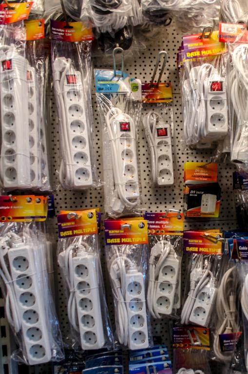 Archivo - Tiendas electricidad, material eléctrico, iluminación, consumo, regletas, enchufes, enchufe, electricidad, ferreteria, ferreterias