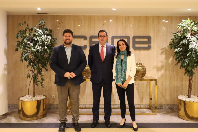 El director global del marketing y comunicación en Neoris, Jorge Lukowski, el presidente de la CEOE, Antonio Garamendi, y la directora general de Neoris España, Cristina Valles.