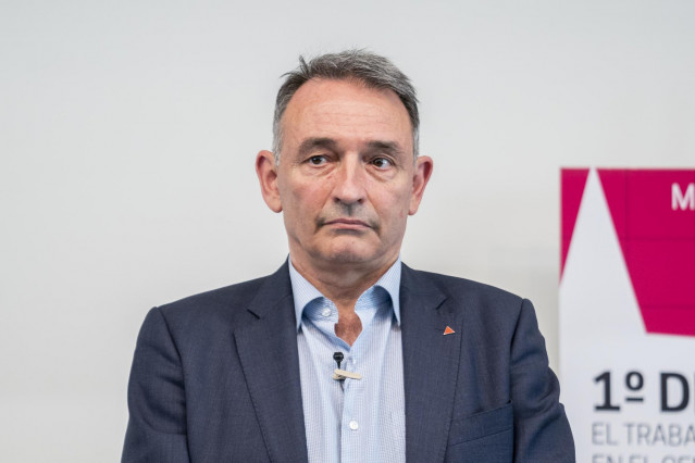 El secretario de Estado para la Agenda 2030 y secretario general del PCE, Enrique Santiago, durante una reunión para tratar la precariedad laboral, en el Círculo de Bellas Artes, a 28 de abril de 2022, en Madrid (España).