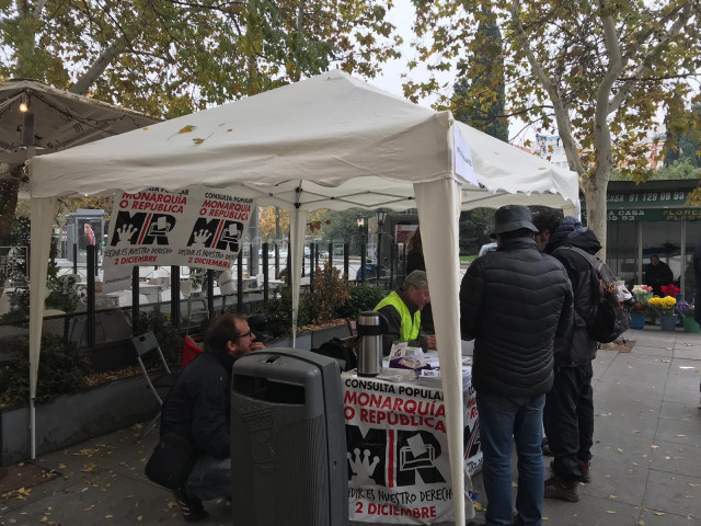 Archivo - Imagen de una mesa de una consulta popular sobre monarquía o república.