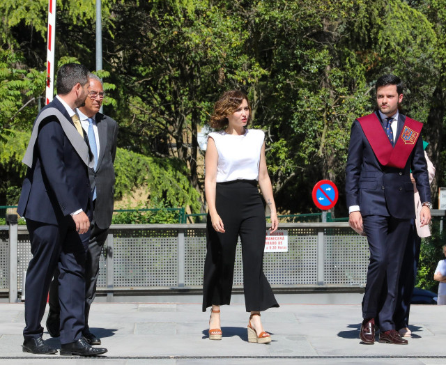 El consejero de Educación, Universidades y Ciencia y portavoz de la Comunidad de Madrid, Enrique Ossorio (2i); la presidenta de la Comunidad de Madrid, Isabel Díaz Ayuso (c) y el presidente de la Asociación de Colegios Mayores de Madrid, Gabriel Beltrán (