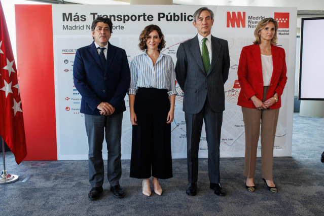 David Pérez; la presidenta de la Comunidad de Madrid, Isabel Díaz Ayuso; el presidente del Distrito Castellana Norte, Álvaro Aresti y la consejera de Vivinda, Paloma Martín,  la firma de un convenio para ampliar el transporte público a Madrid Nuevo Norte