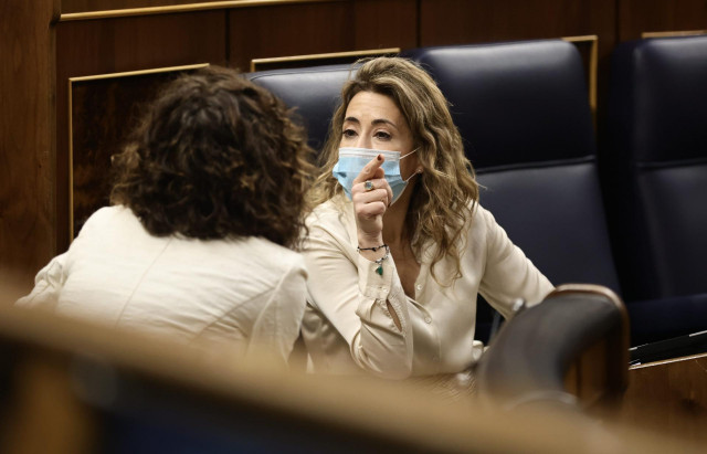 Archivo - La ministra de Hacienda y Función Pública, María Jesús Montero (i), y la ministra de Transportes, Movilidad y Agenda Urbana, Raquel Sánchez, conversan en una sesión plenaria, en el Congreso