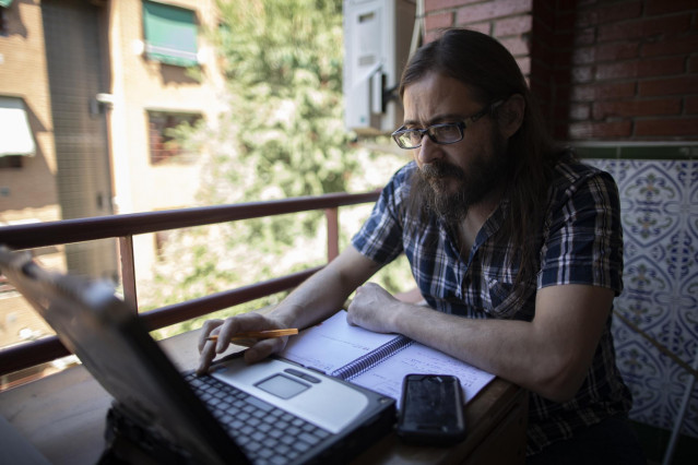 Archivo - Un hombre teletrabajando en su terraza