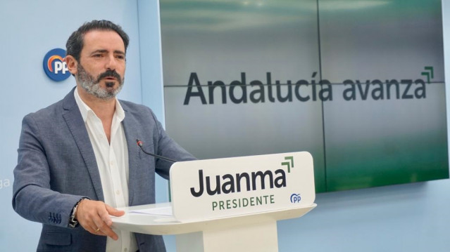El coordinador general del PP de Málaga, José Ramón Carmona, en rueda de prensa, en una imagen de archivo
