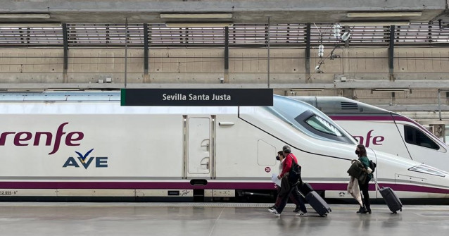 Un tren AVE estacionado en un andén de la estación de Santa Justa, en foto de archivo.