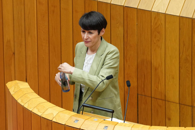 La portavoz del BNG, Ana Pontón, bebe agua en la investidura del hasta ahora vicepresidente primero de la Xunta de Galicia como presidente de la Xunta, a 12 de mayo de 2022, en Santiago de Compostela, A Coruña, Galicia (España).