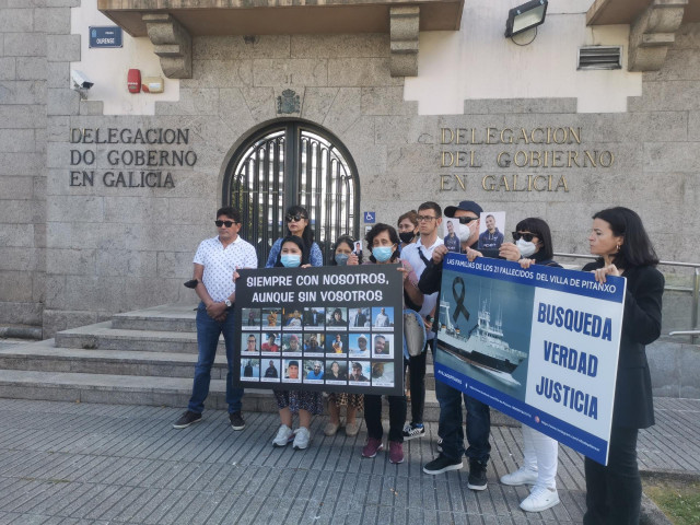 Protesta de los familiares de los 21 fallecidos en el naufragio del 'Villa de Pitanxo' ante la Delegación del Gobierno en Galicia, en A Coruña.