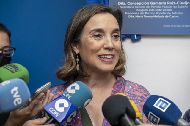 La secretaria general del PP, Cuca Gamarra, ofrece declaraciones a los medios de comunicación en la reunión del comité ejecutivo autonómico del partido en Asturias, a 12 de mayo de 2022, en Oviedo, Asturias (España).