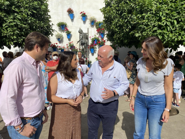 El cabeza de lista del PP por Córdoba para las elecciones del 19J, Jesús Aguirre (segundo por la derecha), en los patios de Córdoba.