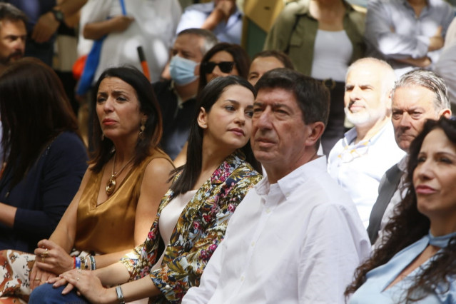 Juan Marín con Inés Arrimadas, Rocío Ruiz y Marta Bosquet.