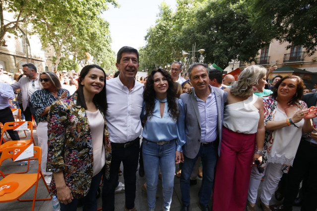 Presentación de los candidatos de Cs en las ocho provincias andaluzas a las elecciones autonómicas del 19J, con Inés Arrimadas, Juan Marín y Rocío Ruiz.