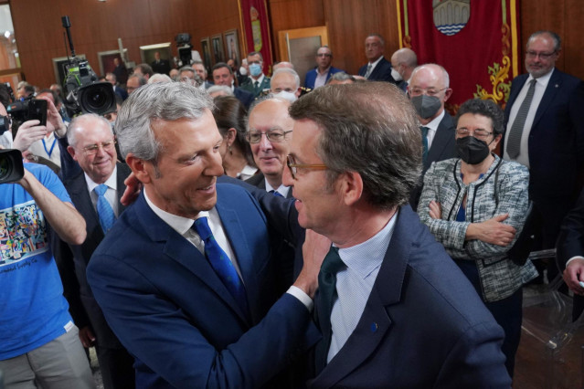 El nuevo presidente de la Xunta de Galicia, Alfonso Rueda; es felicitado por el presidente del Partido Popular nacional, Alberto Núñez Feijóo; durante la toma de posesión como presidente de Rueda, en el Parlamento de Galicia