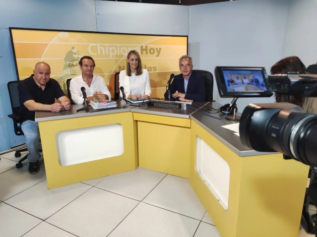 El senador socialista por la provincia de Cádiz, Alfonso Moscoso, con María Naval y representantes de la flor cortada de Chipiona.