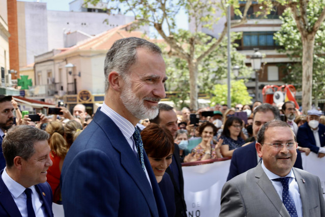 (I-D) El presidente de Castilla La-Mancha, Emiliano García-Page;  el Rey Felipe VI